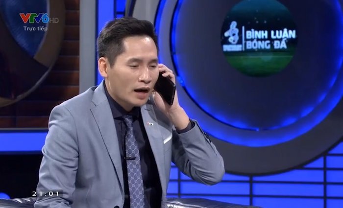 BTV Quốc Khánh đùa trước sai lầm của Bùi Tiến Dũng bằng cách gọi điện cho Đặng Văn Lâm. 