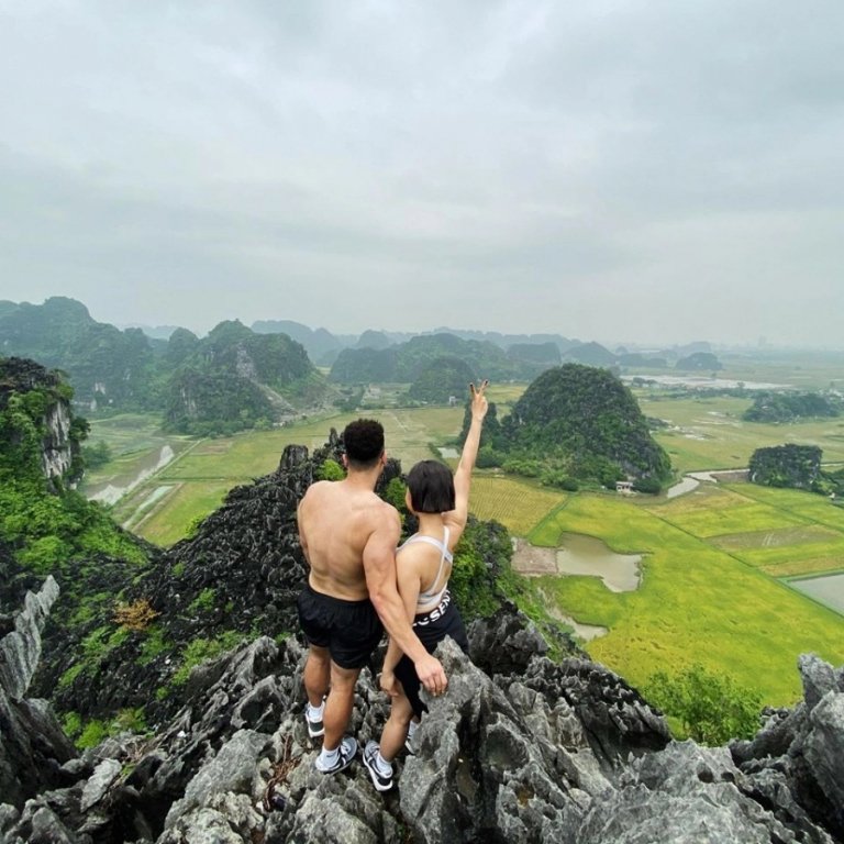 Hình ảnh làm dấy lên nghi vấn hẹn hò của cả hai. 