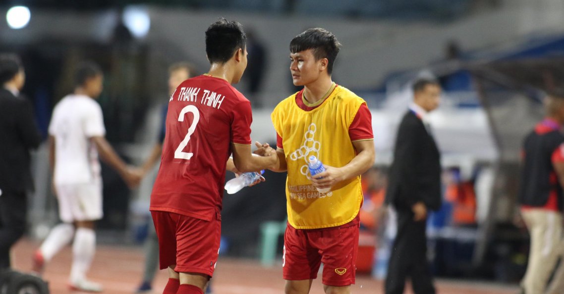 xuc-dong-hinh-anh-quang-hai-dong-vien-tiep-nuoc-cho-dong-doi-sau-chien-thang-truoc-campuchia