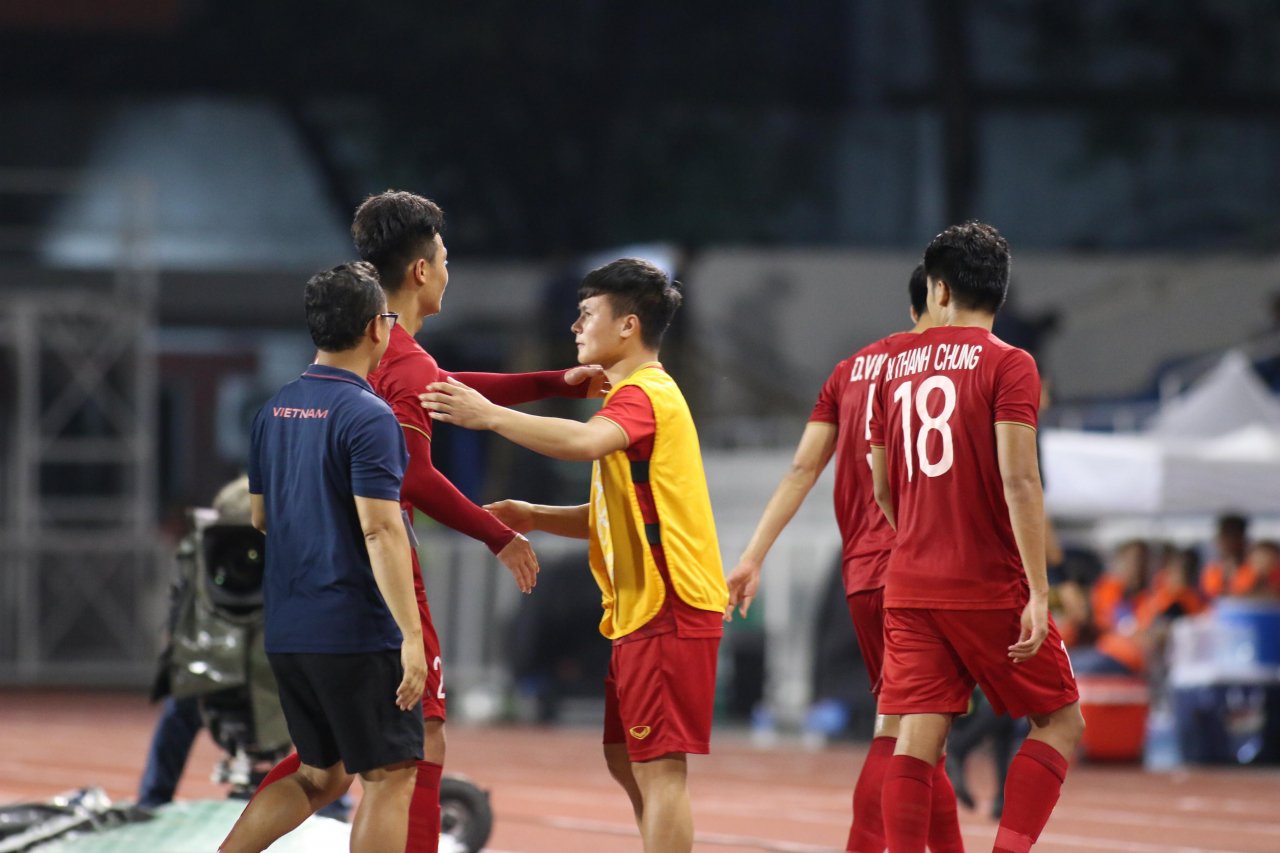 xuc-dong-hinh-anh-quang-hai-dong-vien-tiep-nuoc-cho-dong-doi-sau-chien-thang-truoc-campuchia