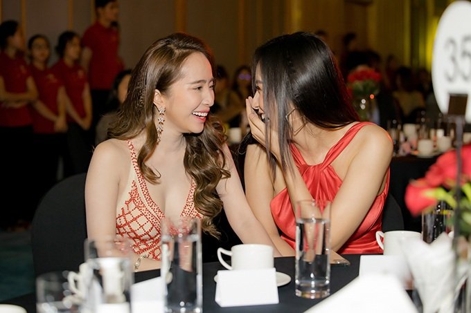 Từ sau khi công khai chuyện mới phẫu thuật nâng ngực, Quỳnh Nga chăm chỉ diện váy áo trễ nãi, khoe vòng một đầy đặn. Nữ diễn viên