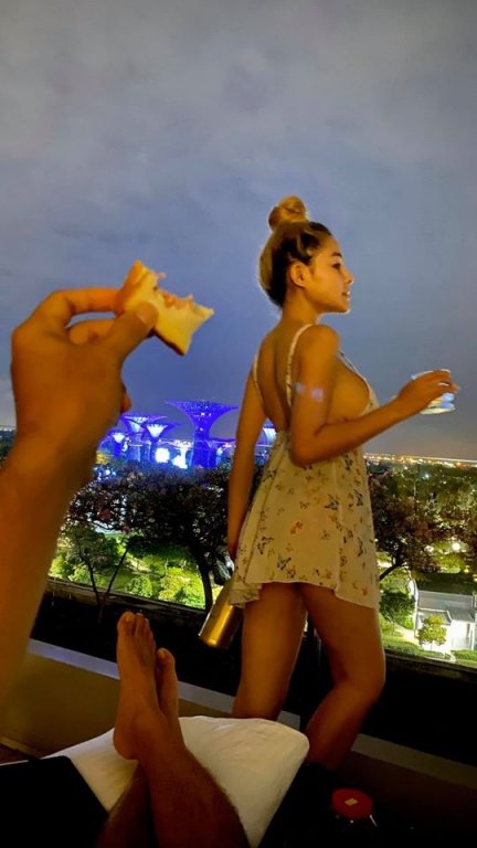 Lương Bằng Quang khoe ảnh bạn gái Ngân 98 trong trang phục gợi cảm kèm chú thích: