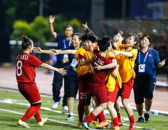tuyen-nu-viet-nam-nhan-mua-tien-thuong-sau-khi-gianh-hcv-sea-games-30