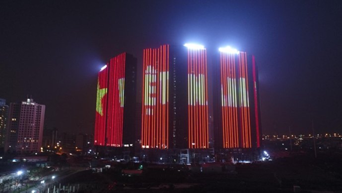 hang-loat-cao-oc-cua-sunshine-group-nhuom-do-quoc-ky-co-vu-viet-nam-truoc-tran-ck-sea-games-30