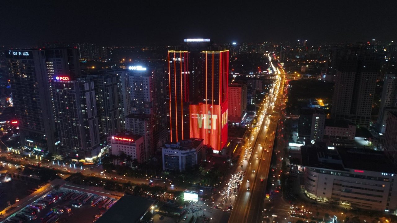 hang-loat-cao-oc-cua-sunshine-group-nhuom-do-quoc-ky-co-vu-viet-nam-truoc-tran-ck-sea-games-30