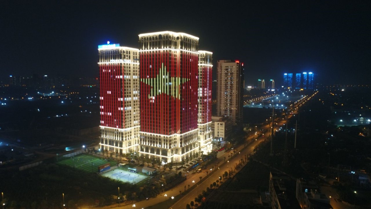 hang-loat-cao-oc-cua-sunshine-group-nhuom-do-quoc-ky-co-vu-viet-nam-truoc-tran-ck-sea-games-30