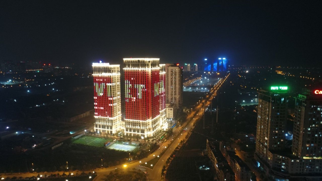 hang-loat-cao-oc-cua-sunshine-group-nhuom-do-quoc-ky-co-vu-viet-nam-truoc-tran-ck-sea-games-30