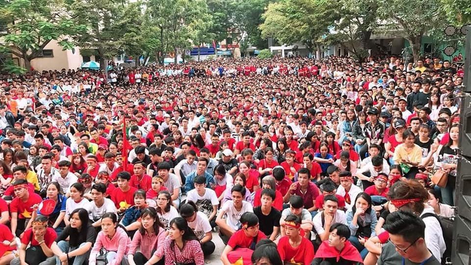 truong-cao-dang-o-hue-lap-man-hinh-khung-de-nguoi-ham-mo-co-vu-u22-viet-nam-trong-tran-chung-ket-sea-games-30