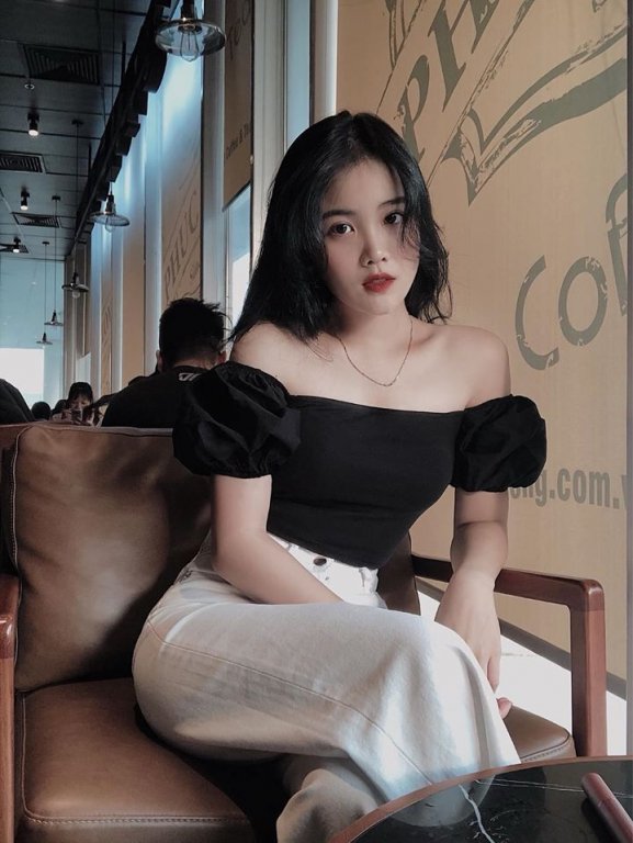 Giữa tháng 9 vừa qua, khi Văn Hậu sang Hà Lan thi đấu cho CLB SC Heerenveen, cặp đôi dính tin đồn rạn nứt. Cả Hoàng Anh và Văn Hậu đều gỡ bỏ toàn bộ hình ảnh, story liên quan đến nhau trên trang cá nhân cũng như không tương tác với nhau như trước.