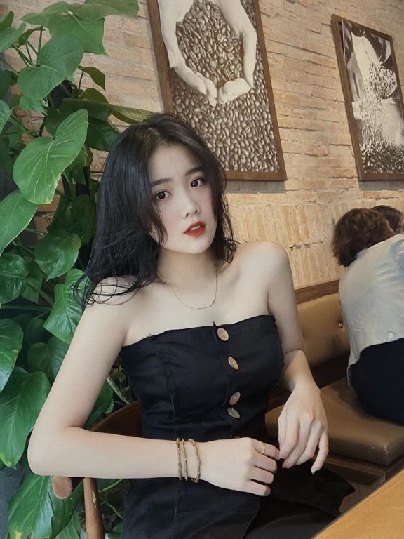 Hoàng Anh và Đoàn Văn Hậu công khai hẹn hò hồi tháng 4/2019, đúng vào ngày sinh nhật của nam cầu thủ. Hoàng Anh nhận được nhiều lời khen ngợi về nhan sắc, xứng đôi vừa lứa với cầu thủ quê Thái Bình.