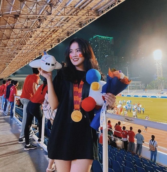 Ngay sau khi trận đấu kết thúc, Đoàn Văn Hậu đã nhanh chóng gặp gỡ bạn gái. Trên trang cá nhân, bạn gái nam cầu thủ chia sẻ hình ảnh chụp cùng huy chương vàng và hình ảnh rạng rỡ bên nhau. 