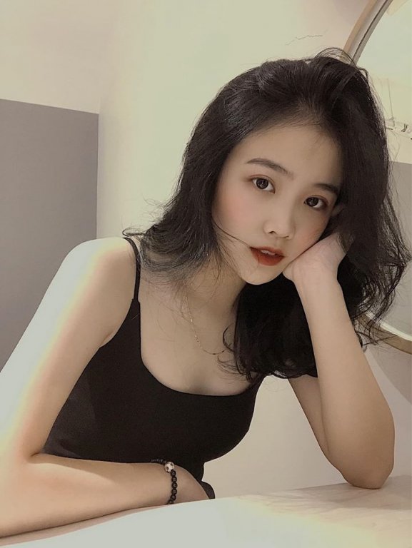 Tuy nhiên, đến tháng 11, Hoàng Anh ngầm phủ nhận tin đồn chia tay khi khoe ảnh chụp cùng Văn Hậu. Cô cũng tới sân Mỹ Đình để cổ vũ bạn trai trong trận đấu với Thái Lan ngày 14/11. 