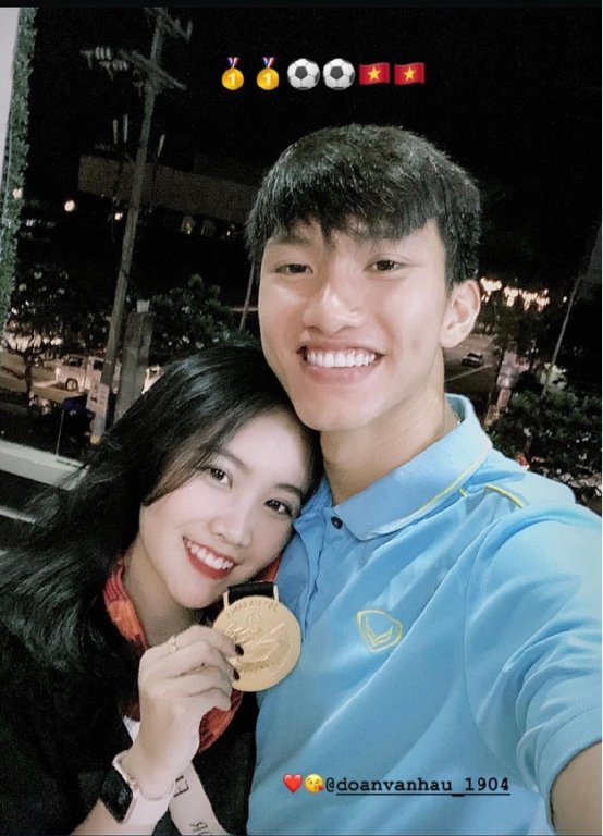 Sau trận đấu với U22 Indonesia, Đoàn Văn Hậu trở thành cái tên hot trên mạng xã hội khi lập cú đúp vào khung thành đối phương. Không chỉ gây chú ý bởi lối chơi bóng chuyên nghiệp, ngoại hình điển trai, Đoàn Văn Hậu còn được nhiều người ngưỡng mộ bởi chuyện tình cảm ngọt ngào với bạn gái xinh đẹp.