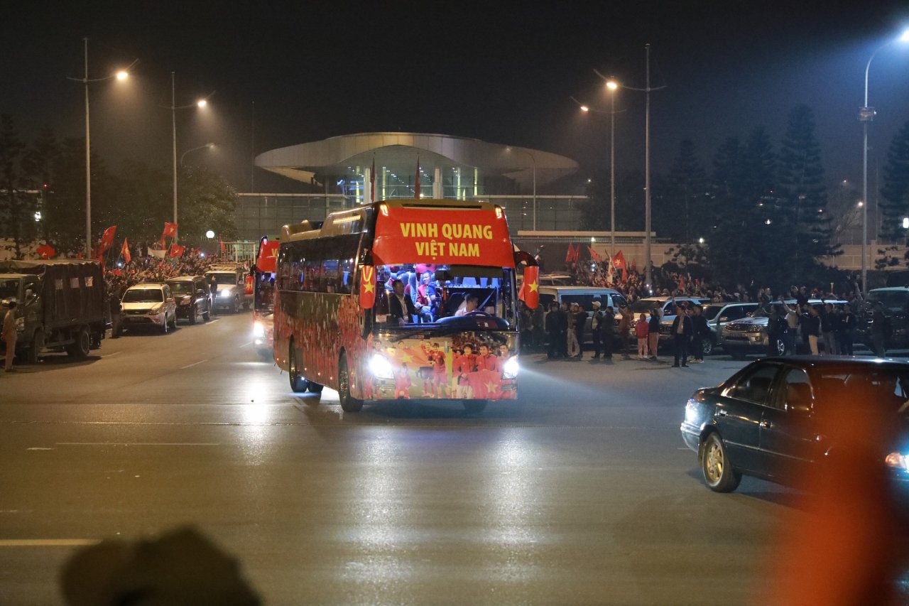 nhung-nguoi-hung-u22-viet-nam-tro-ve-que-nha-trong-vong-tay-cua-nguoi-ham-mo