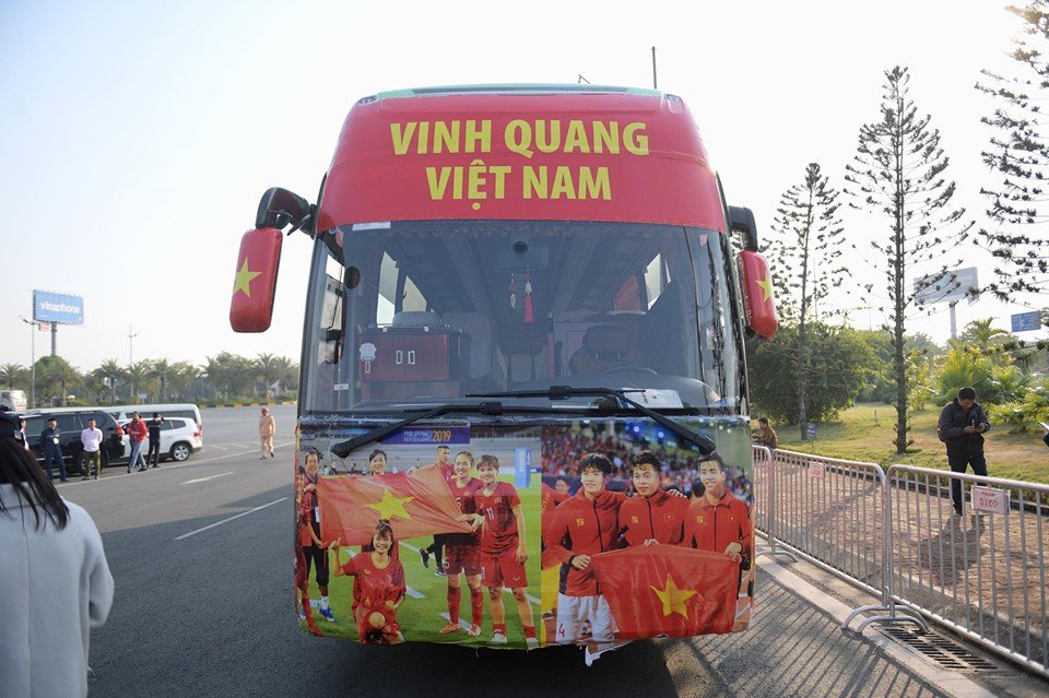 nhung-nguoi-hung-u22-viet-nam-tro-ve-que-nha-trong-vong-tay-cua-nguoi-ham-mo