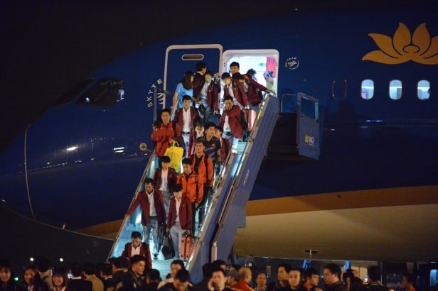 nhung-nguoi-hung-u22-viet-nam-tro-ve-que-nha-trong-vong-tay-cua-nguoi-ham-mo