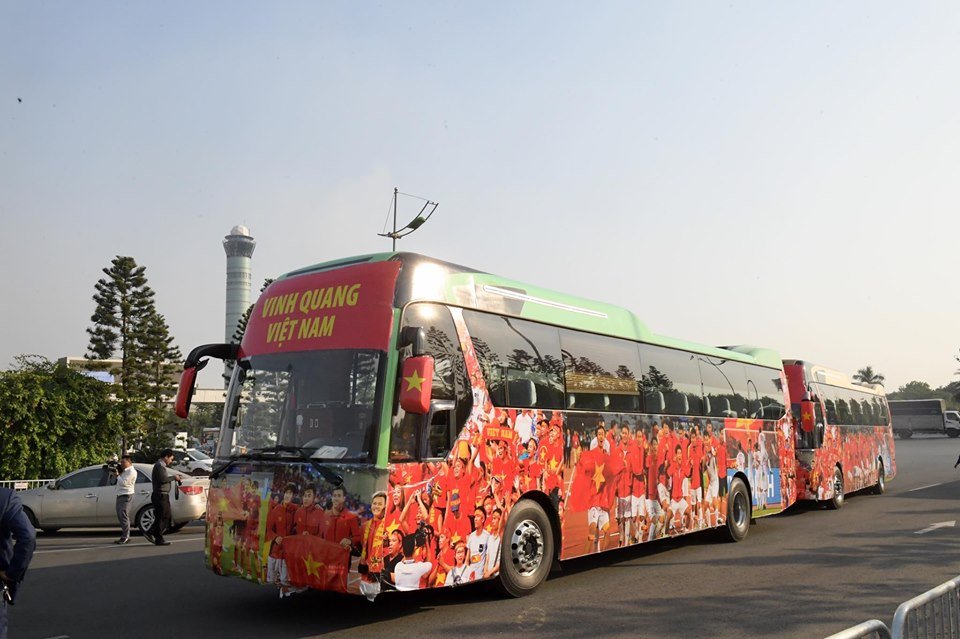 nhung-nguoi-hung-u22-viet-nam-tro-ve-que-nha-trong-vong-tay-cua-nguoi-ham-mo