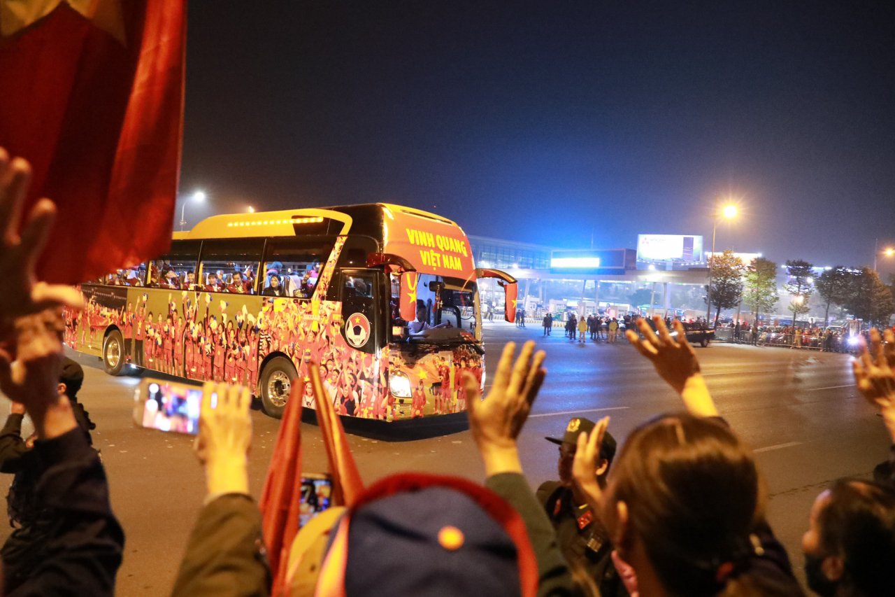 nhung-nguoi-hung-u22-viet-nam-tro-ve-que-nha-trong-vong-tay-cua-nguoi-ham-mo