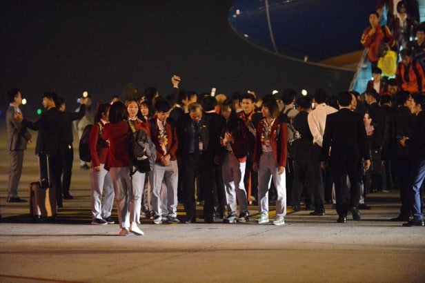 nhung-nguoi-hung-u22-viet-nam-tro-ve-que-nha-trong-vong-tay-cua-nguoi-ham-mo