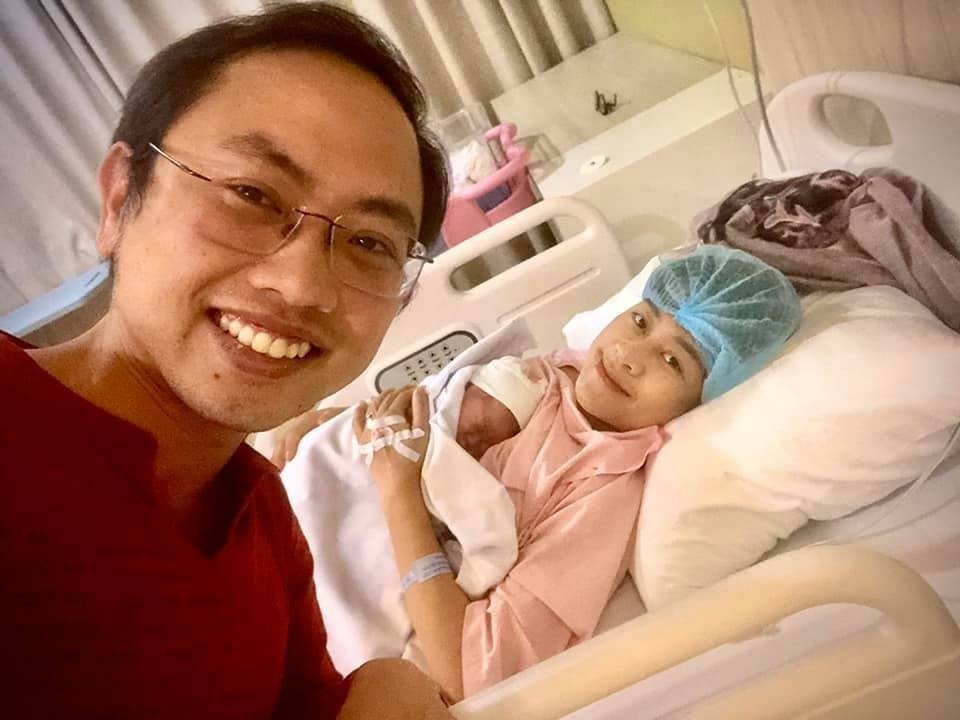 Ông xã MC Phí Linh khoe vợ đã hạ sinh con đầu lòng. 