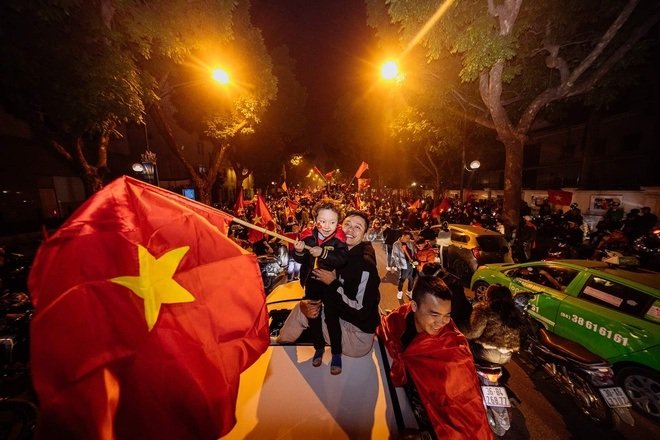 Tuấn Hưng khoe ảnh cùng con trai hòa vào dòng người hâm mộ đi