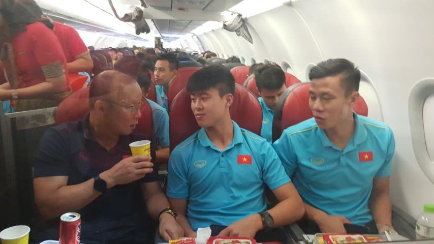 vietjet-tang-1-nam-bay-mien-phi-khap-chau-a-cho-u22-viet-nam-cung-gia-dinh-ngay-sau-phan-thuong-cho-doi-nu-vo-dich-sea-games