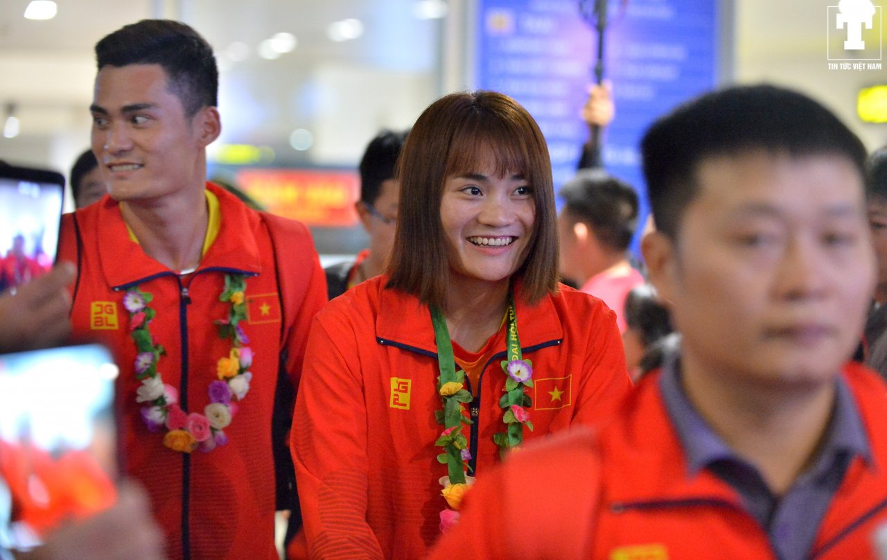 doan-the-thao-viet-nam-tro-ve-trong-vang-lang-nhung-ngap-tran-tieng-cuoi