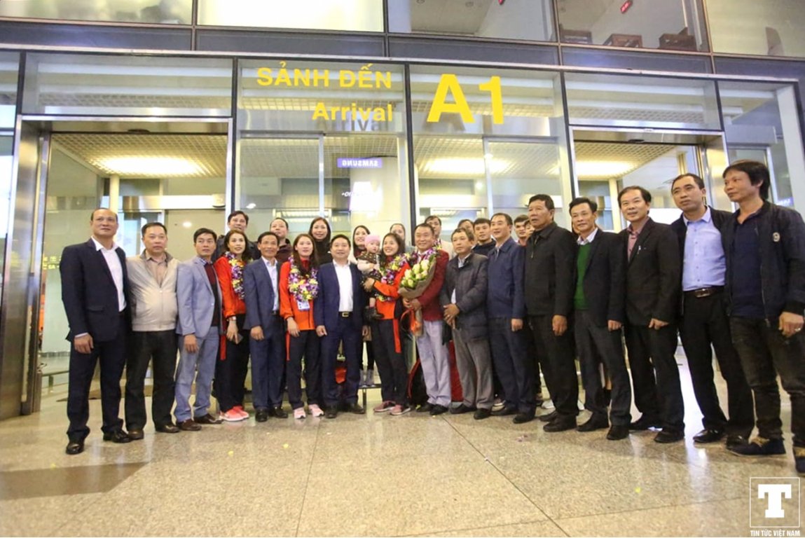 doan-the-thao-viet-nam-tro-ve-trong-vang-lang-nhung-ngap-tran-tieng-cuoi