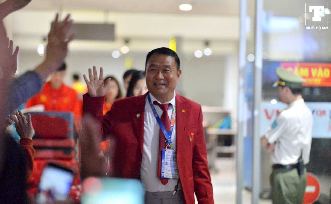 doan-the-thao-viet-nam-tro-ve-trong-vang-lang-nhung-ngap-tran-tieng-cuoi