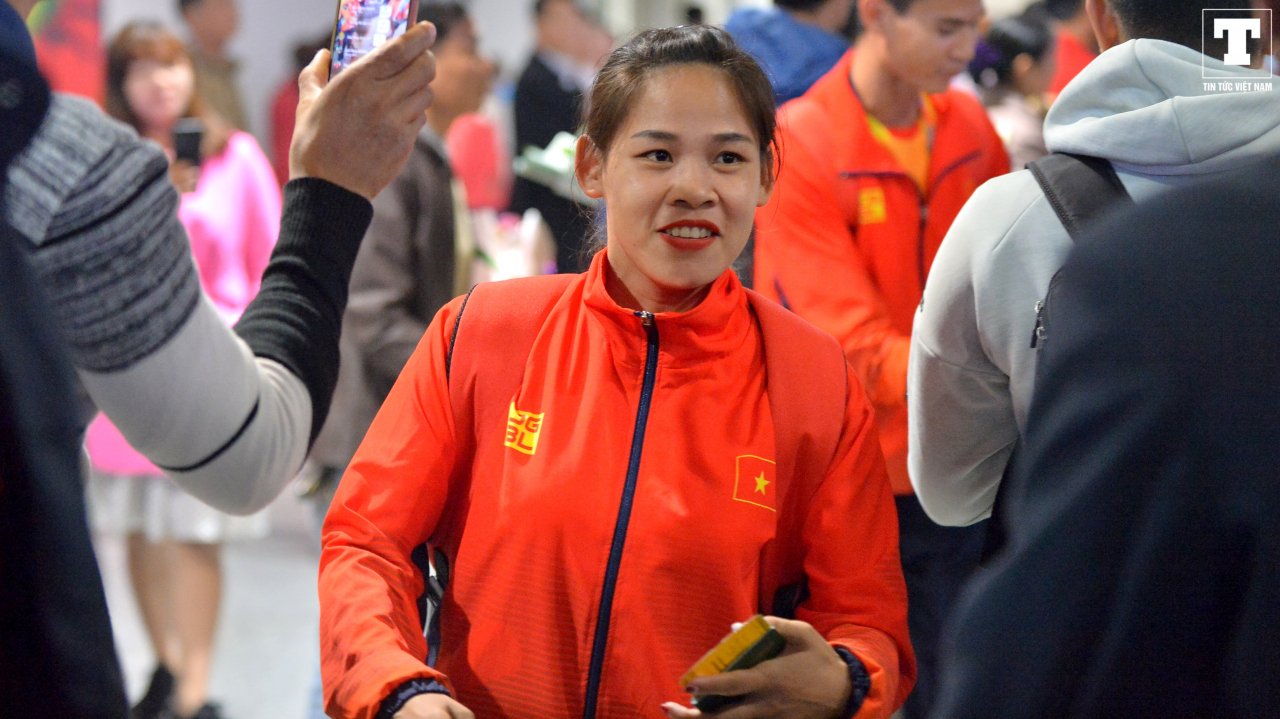 doan-the-thao-viet-nam-tro-ve-trong-vang-lang-nhung-ngap-tran-tieng-cuoi