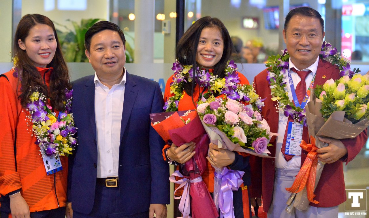 doan-the-thao-viet-nam-tro-ve-trong-vang-lang-nhung-ngap-tran-tieng-cuoi