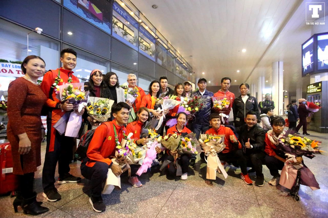 doan-the-thao-viet-nam-tro-ve-trong-vang-lang-nhung-ngap-tran-tieng-cuoi