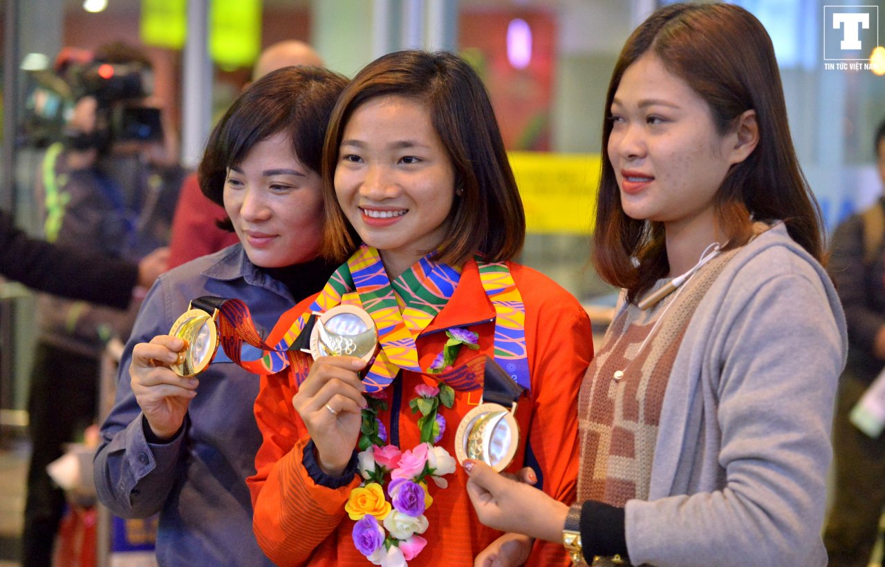 doan-the-thao-viet-nam-tro-ve-trong-vang-lang-nhung-ngap-tran-tieng-cuoi