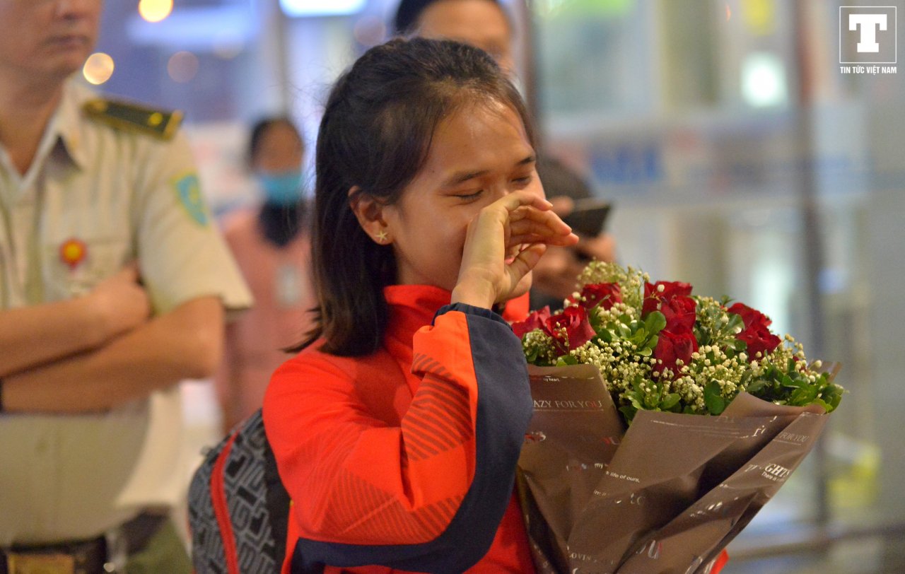 doan-the-thao-viet-nam-tro-ve-trong-vang-lang-nhung-ngap-tran-tieng-cuoi
