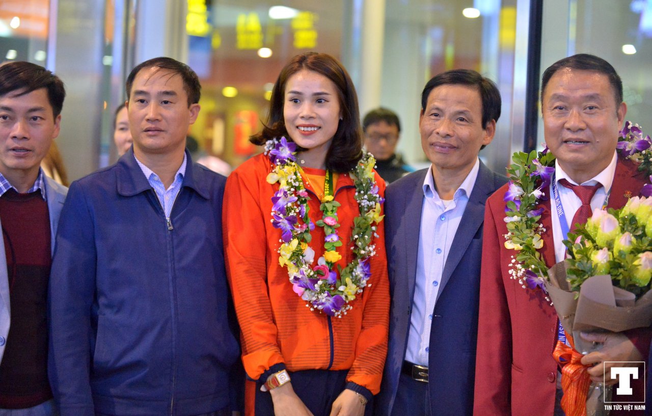doan-the-thao-viet-nam-tro-ve-trong-vang-lang-nhung-ngap-tran-tieng-cuoi