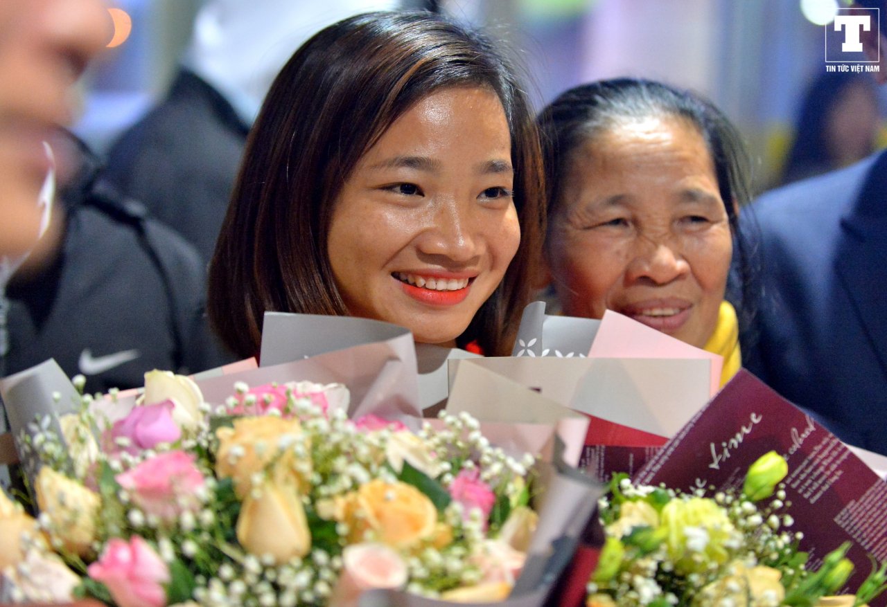 doan-the-thao-viet-nam-tro-ve-trong-vang-lang-nhung-ngap-tran-tieng-cuoi