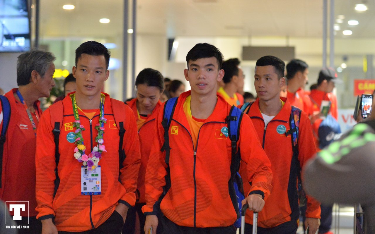 doan-the-thao-viet-nam-tro-ve-trong-vang-lang-nhung-ngap-tran-tieng-cuoi
