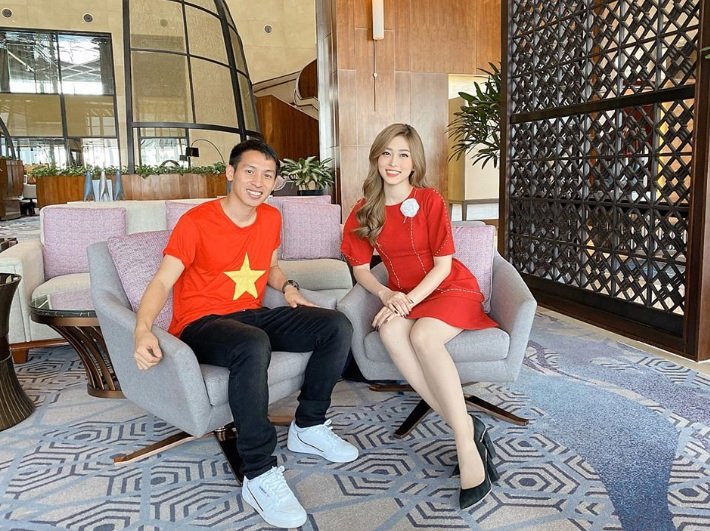 Á hậu Phương Nga khoe ảnh chụp bên đội trưởng Đỗ Hùng Dũng tuyển U22 Việt Nam sau SEA Games 30.