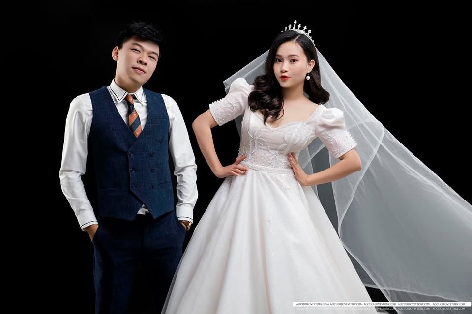 Trung Ruồi tung ảnh cưới bên bạn gái xinh đẹp. Cả hai công khai tình cảm vào năm 2017.