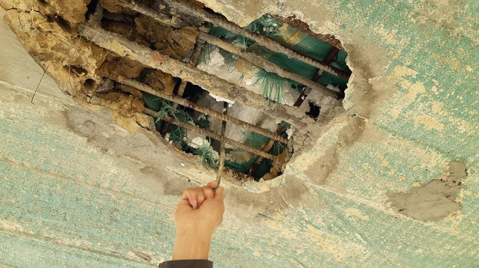 Cầu dân sinh Hòa Lộc lộ ra lớp xốp bên trong. (Ảnh: VTC News).
