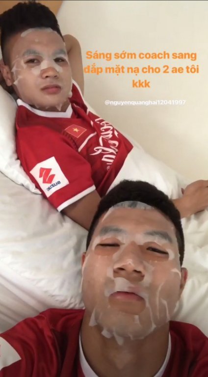 doan-van-hau-khien-fan-bat-cuoi-khi-selfie-dap-mat-na-duong-da