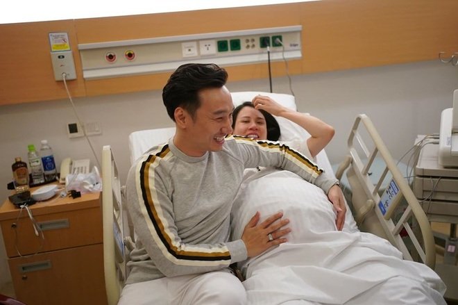 MC Thành Trung thông báo bà xã đã hạ sinh 2 con trai từ tối ngày 10/12. Hai bé trai khỏe mạnh, nặng 3,34 kg và 3,38 kg.