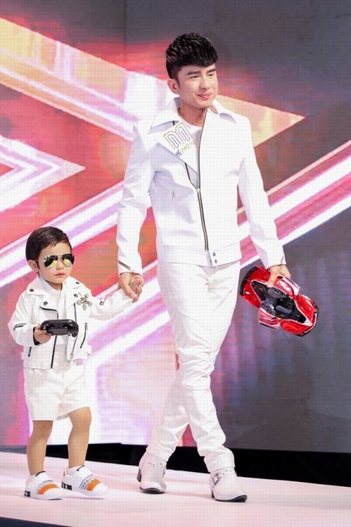 Con trai Đan Trường ăn mặc sành điệu catwalk cùng bố.