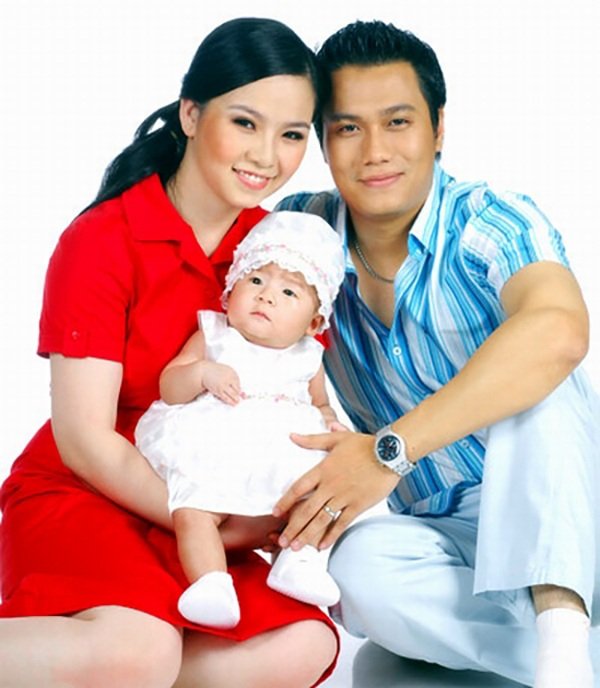 Việt Anh bên vợ cũ và con gái thuở hạnh phúc. 