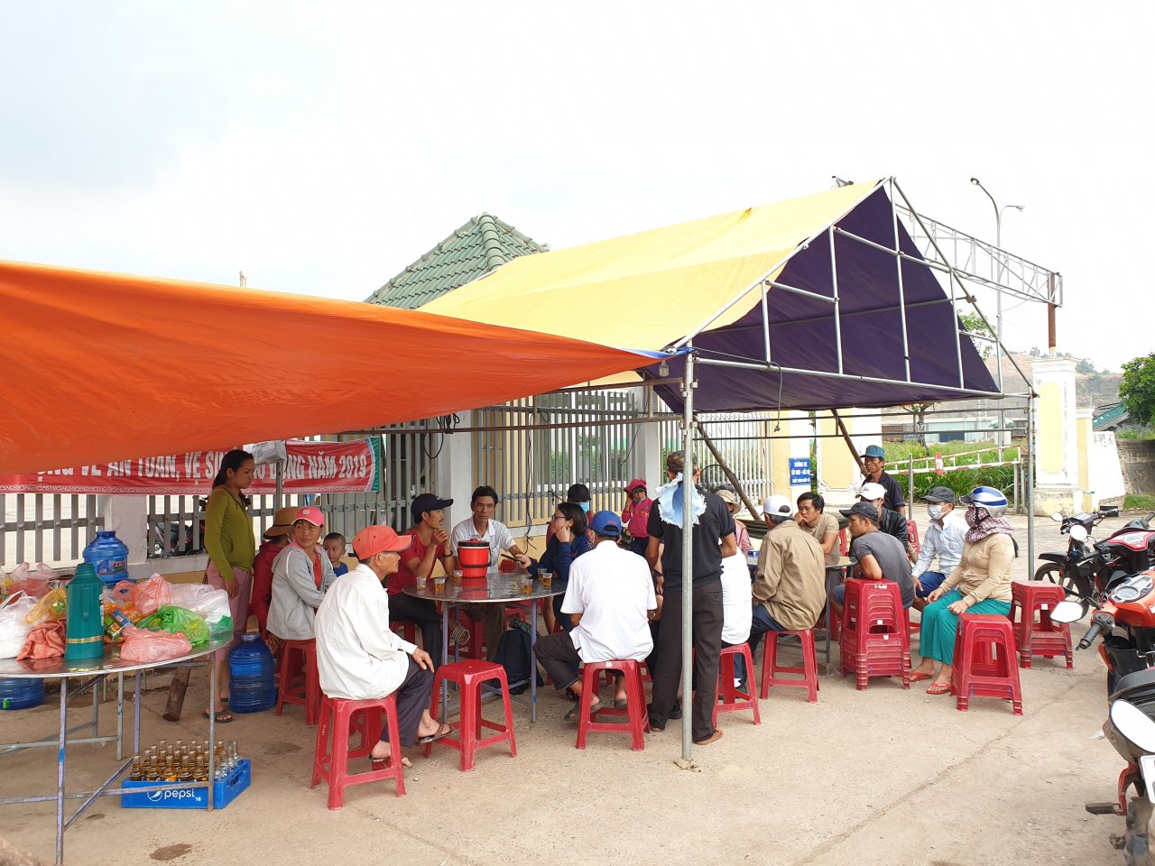 dan-dung-leu-truoc-cong-nha-may-con-boc-mui-thoi-chu-tich-tinh-ra-chi-dao
