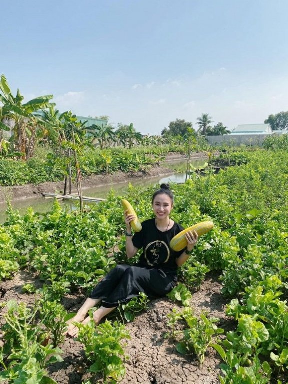 Anglea Phương Trinh bình yên khi về quê nội. 