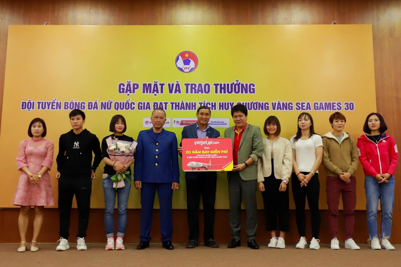 Doi bong da nu nhan qua thuong