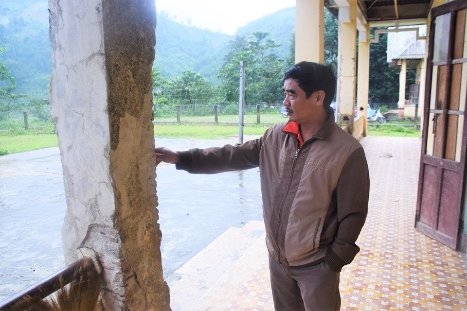 giao-vien-hoc-sinh-nom-nop-lo-so-duoi-ngoi-truong-hu-hong-nghiem-trong