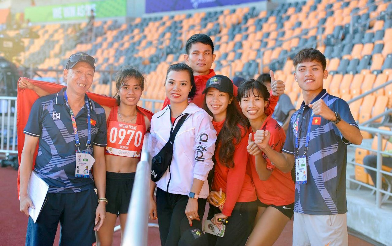 nha-vo-dich-sea-games-10000-m-di-bo-bo-me-chay-an-tung-bua-khong-co-dien-thoai-dong-vien-con-thi-dau