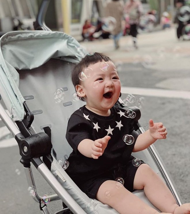 Á hậu Tú Anh lần đầu tiên công khai mặt con trai nhân dịp sinh nhật 1 tuổi.